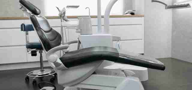 dentist chair to scale and polish teeth